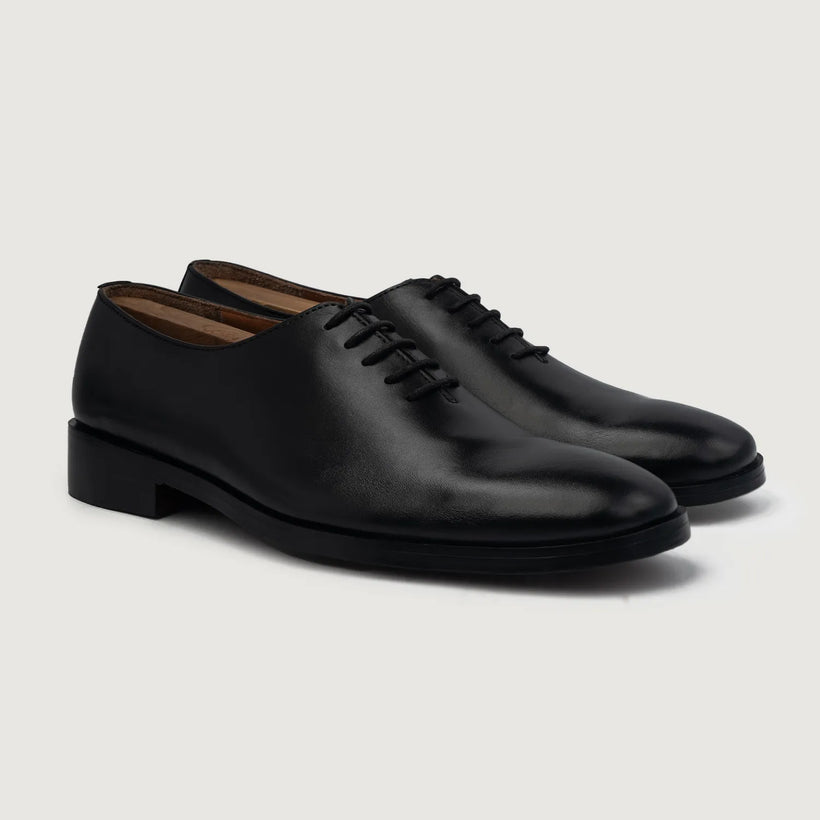 Director Wholecut Noir Leather Shoes pour Homme