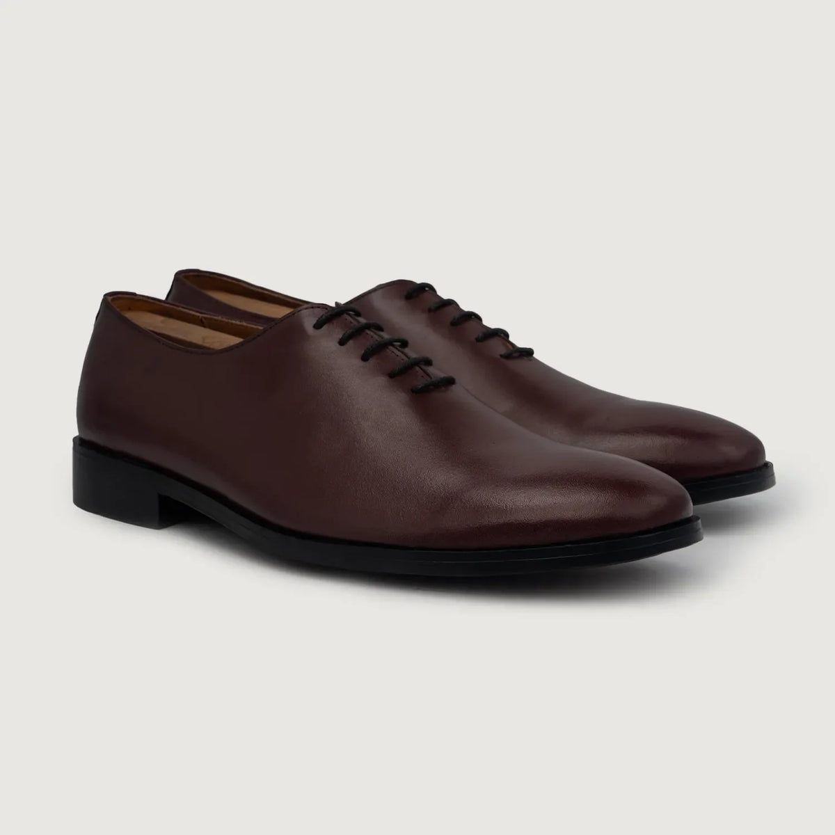 Director Wholecut Bordeaux Chaussures en cuir pour Homme For Men in Maroon Full-Grain Leather - Vue de face & silhouette ajustée | Acheter en ligne