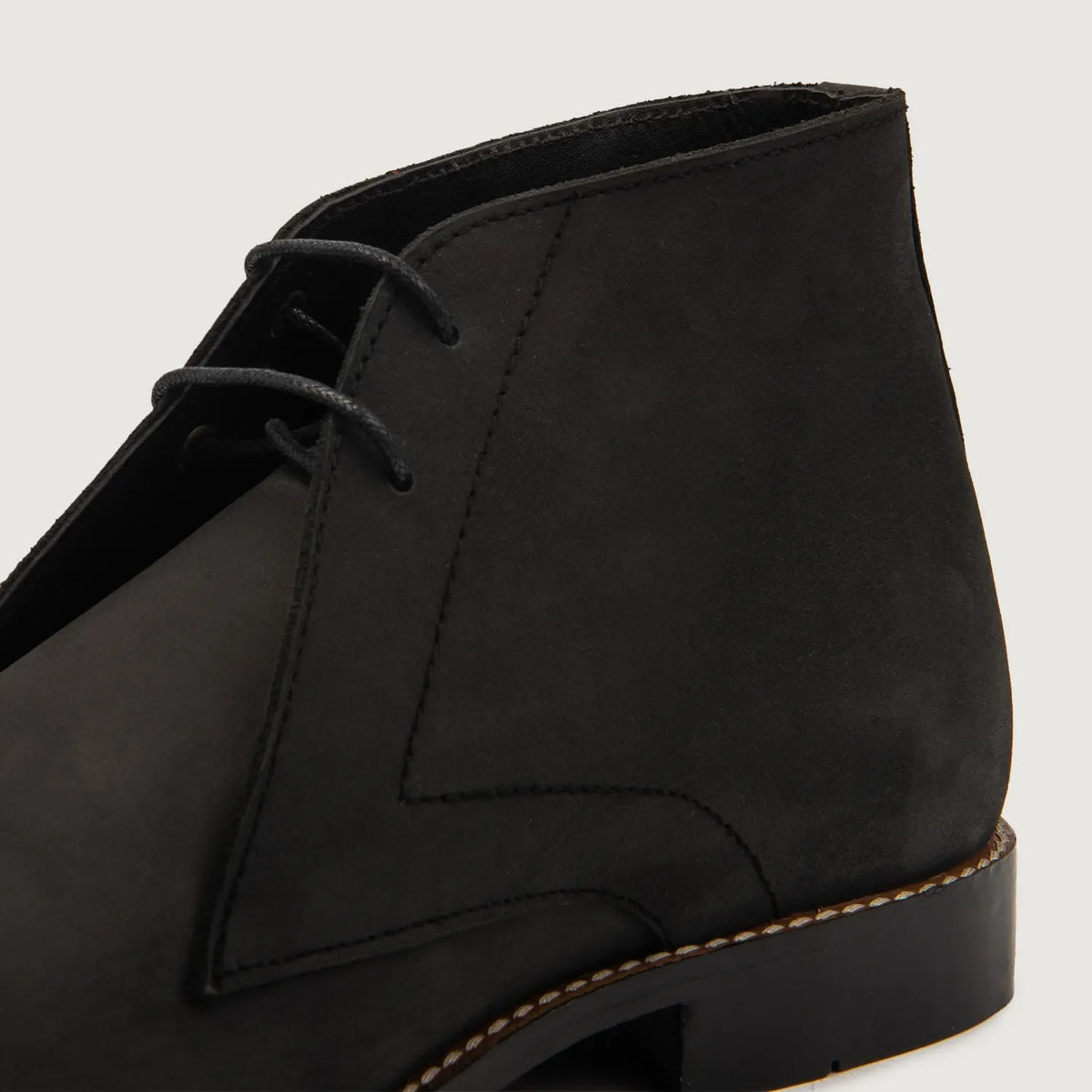 High-Traction Rubber Outsole & Lug Tread Pattern on Corry Chukka Noir Nubuck Bottines en cuir pour Homme For Men