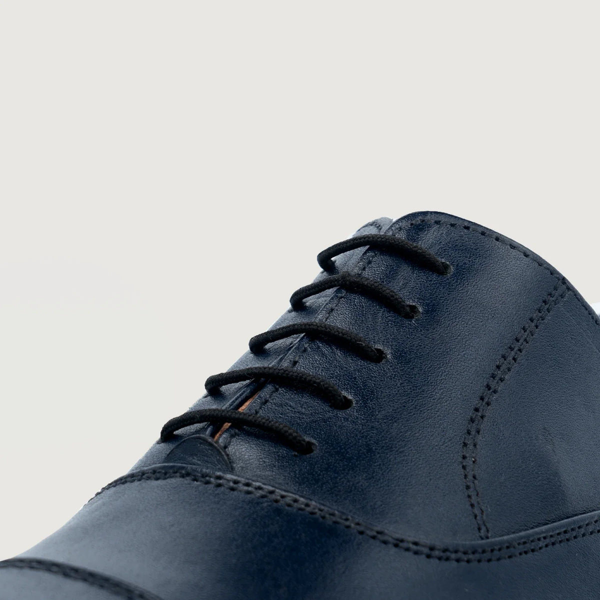 High-Traction Rubber Outsole & Lug Tread Pattern on Professor Oxford Midnight Bleu Chaussures en cuir pour Homme For Men
