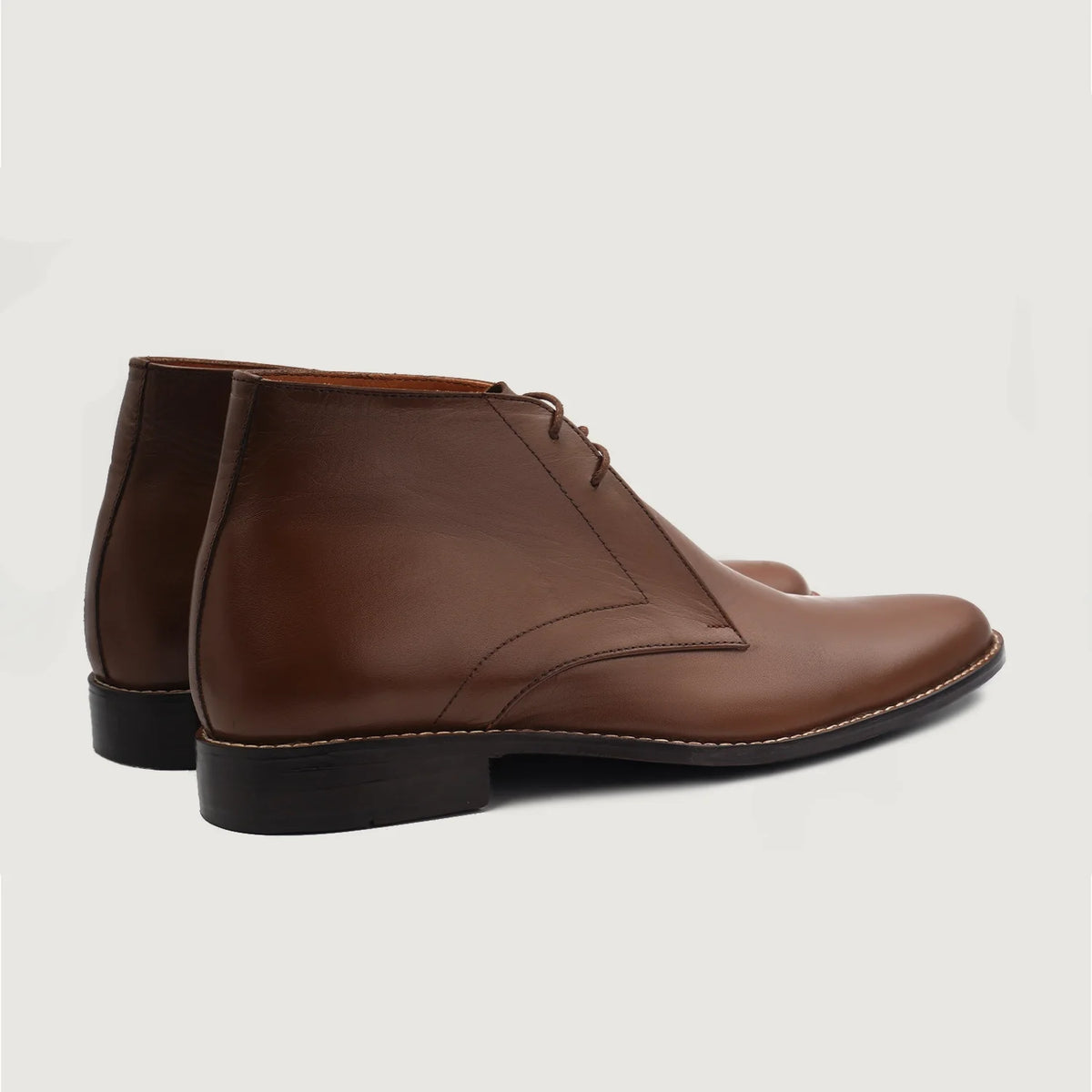 High-Traction Rubber Outsole & Lug Tread Pattern on Corry Chukka Marron Bottines en cuir pour Homme For Men