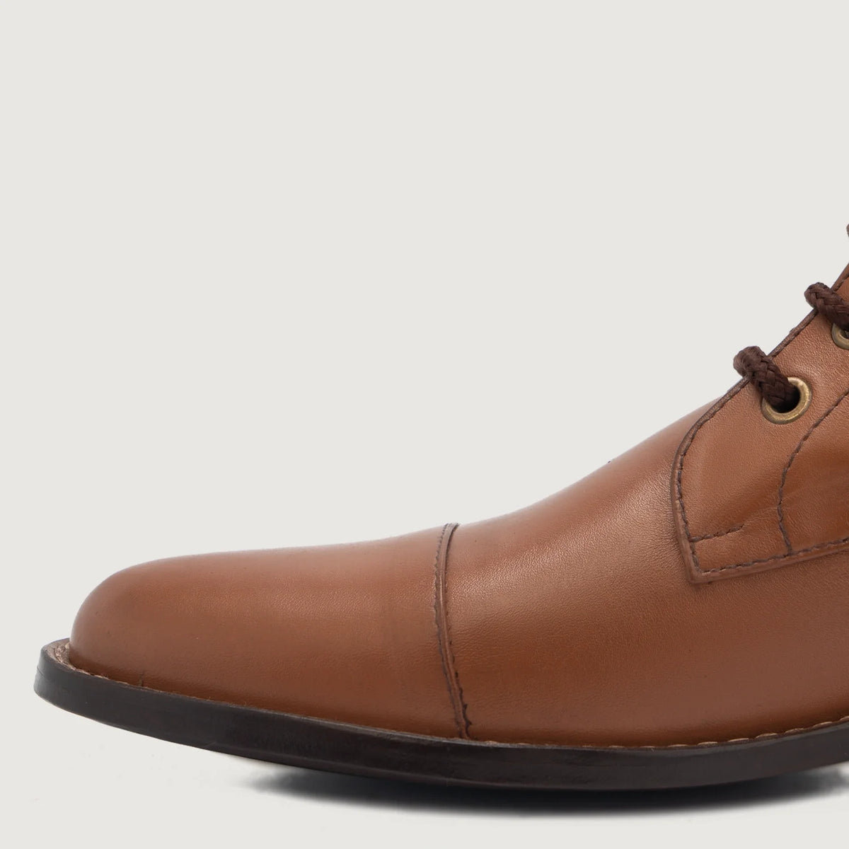High-Traction Rubber Outsole & Lug Tread Pattern on Knight Derby Camel Bottines en cuir pour Homme For Men