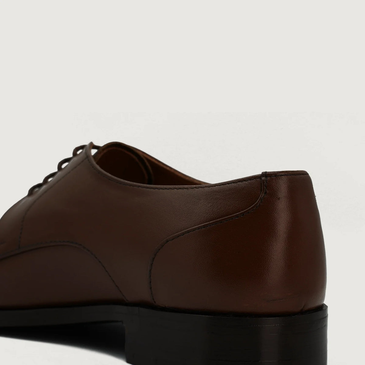 Authentic Full-Grain Leather Grain Depth & Pull-Up Patina Texture Detail