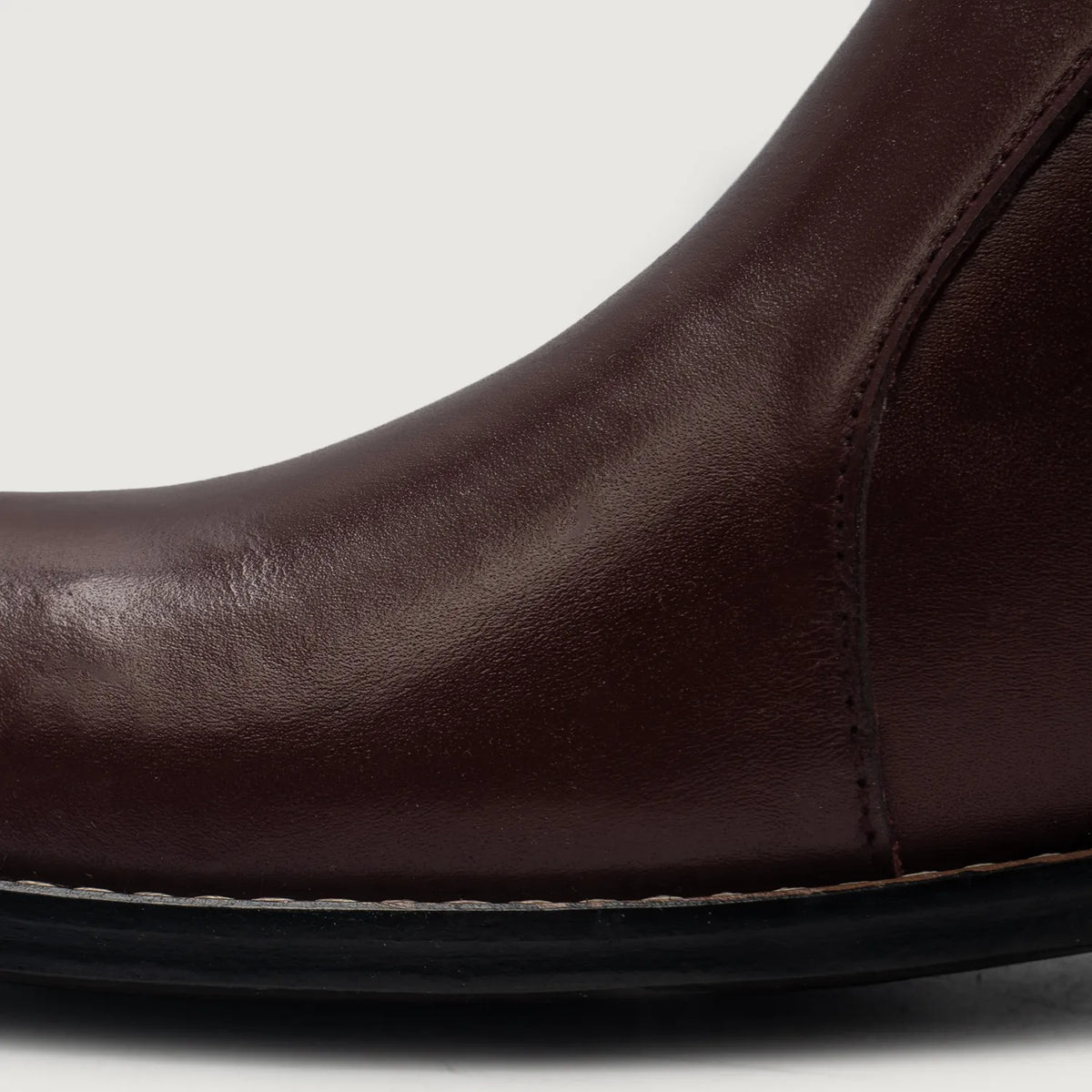 Authentic Full-Grain Leather Grain Depth & Pull-Up Patina Texture Detail