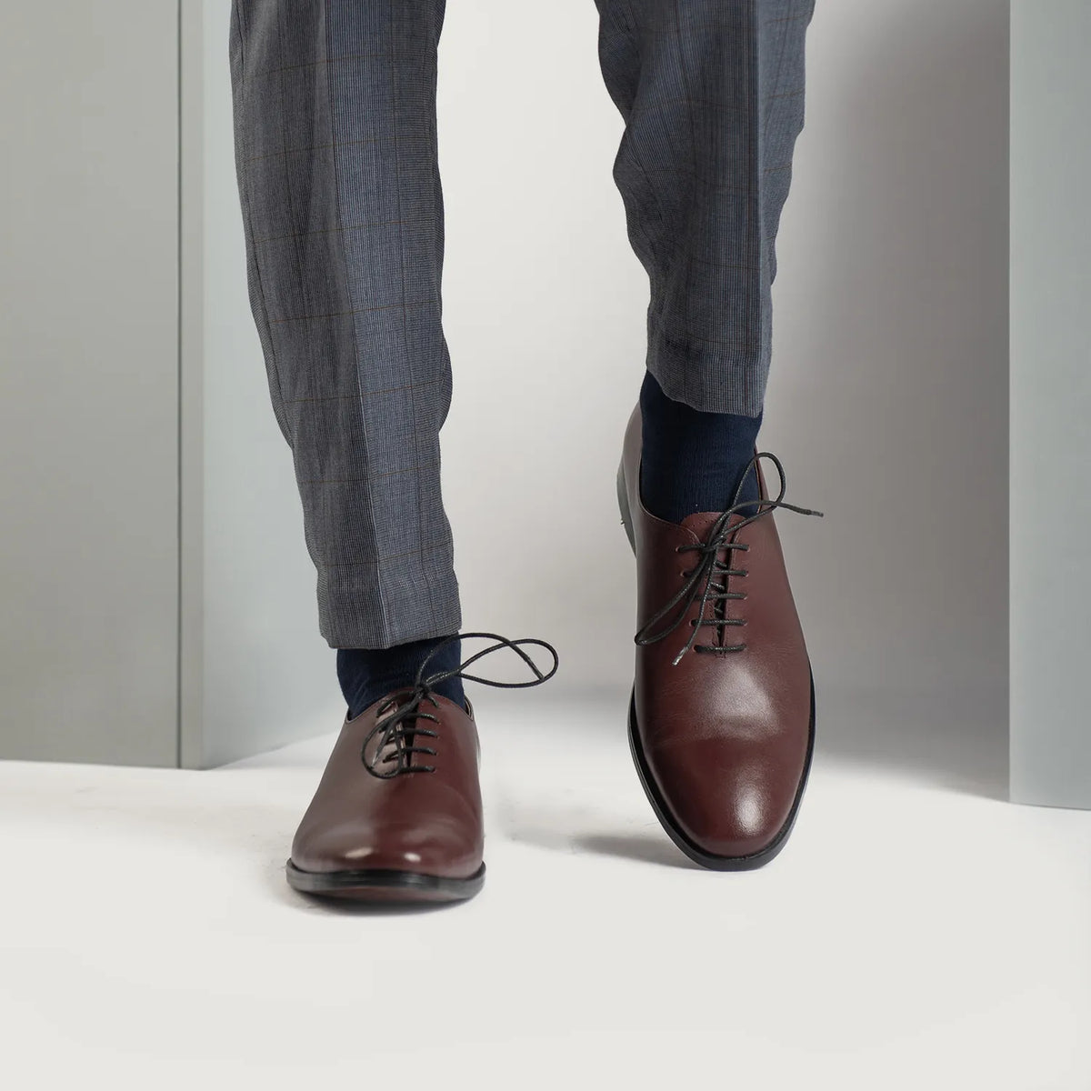 Tailored Rib Cuffs & Hem Craftsmanship Construction Detail on Director Wholecut Bordeaux Chaussures en cuir pour Homme For Men