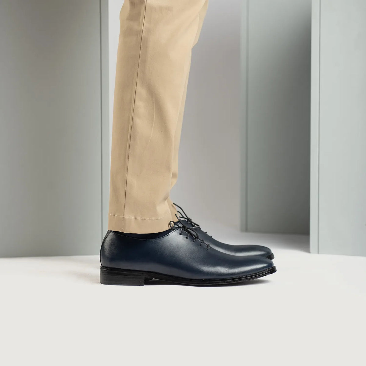 Perspective portée de Director Wholecut Midnight Bleu Chaussures en cuir pour Homme For Men sur modèle - Tombé naturel à la lumière du jour