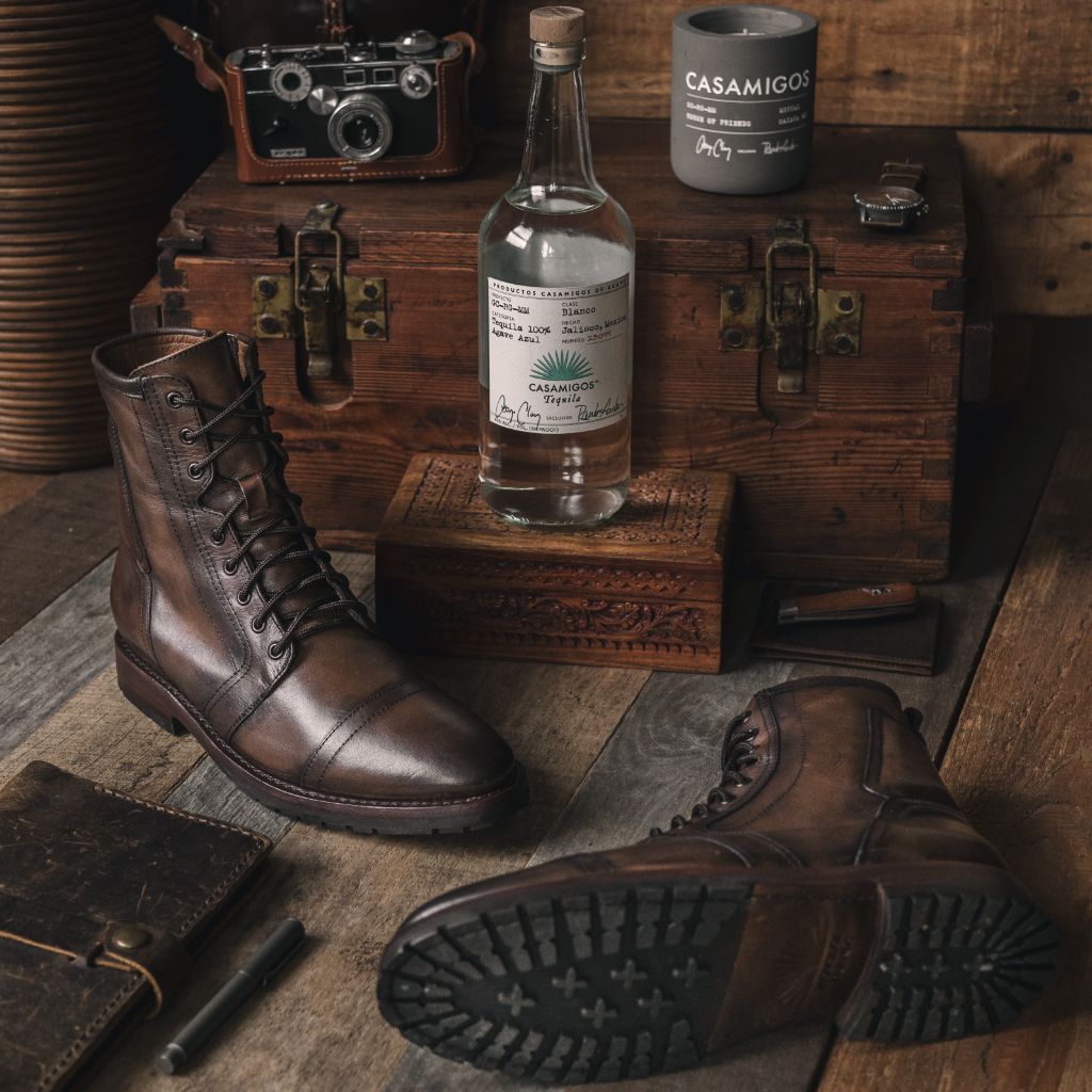 Perspective portée de Casa Moto Añejo Bottines en cuir pour Homme sur modèle - Tombé naturel à la lumière du jour