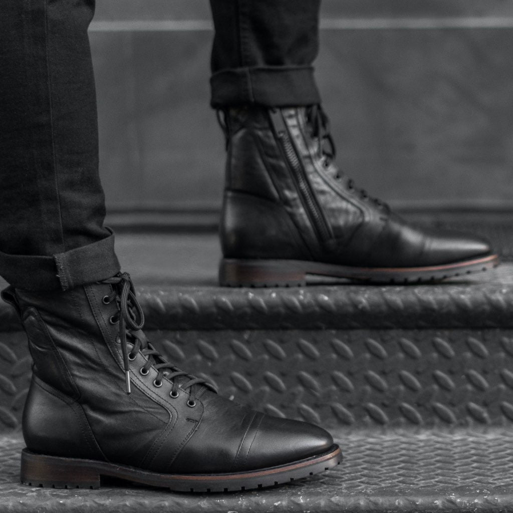 Tailored Rib Cuffs & Hem Craftsmanship Construction Detail on Casa Moto Noir Bottines en cuir pour Homme