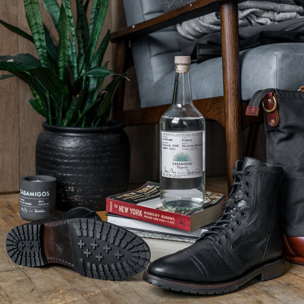 Perspective portée de Casa Moto Noir Bottines en cuir pour Homme sur modèle - Tombé naturel à la lumière du jour
