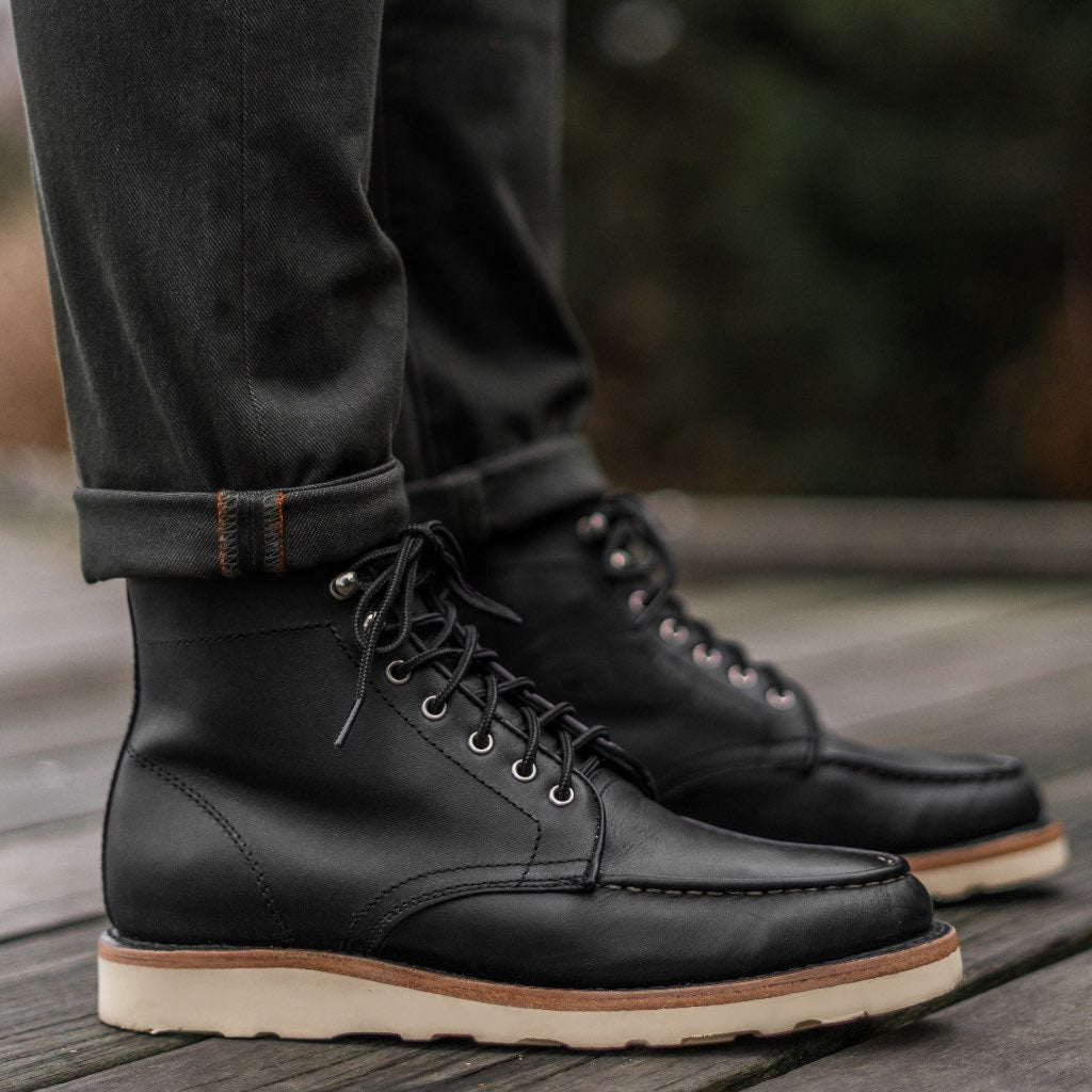 High-Traction Rubber Outsole & Lug Tread Pattern on Diplomat Noir Mat Bottines en cuir pour Homme