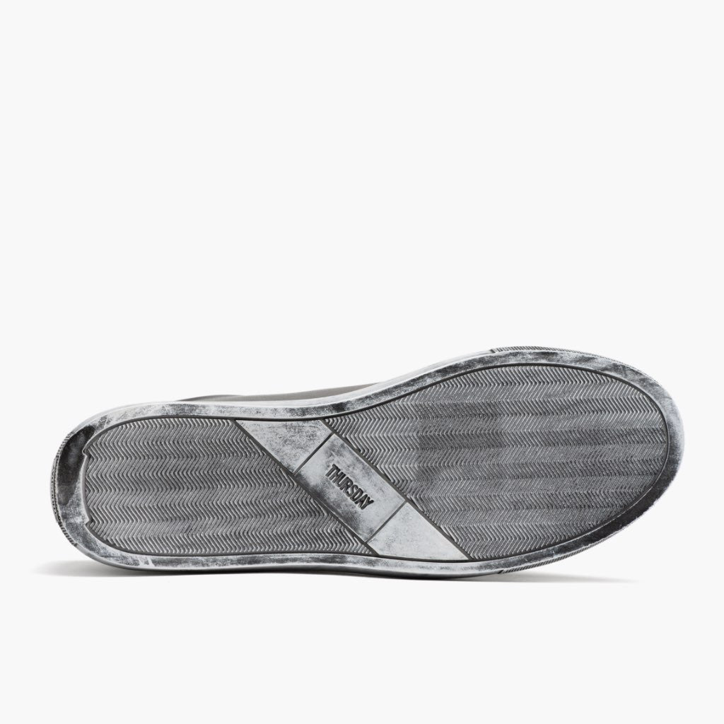 High-Traction Rubber Outsole & Lug Tread Pattern on Premier Low Top Distressed Gris Baskets en cuir pour Homme For Men
