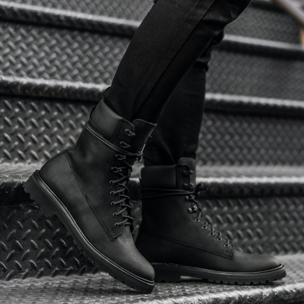 Authentic Full-Grain Leather Grain Depth & Pull-Up Patina Texture Detail