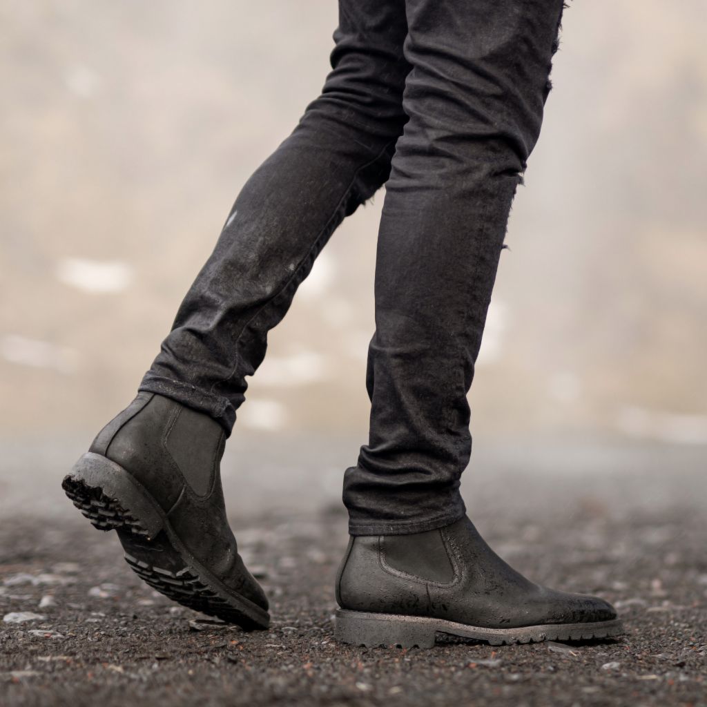 Authentic Full-Grain Leather Grain Depth & Pull-Up Patina Texture Detail