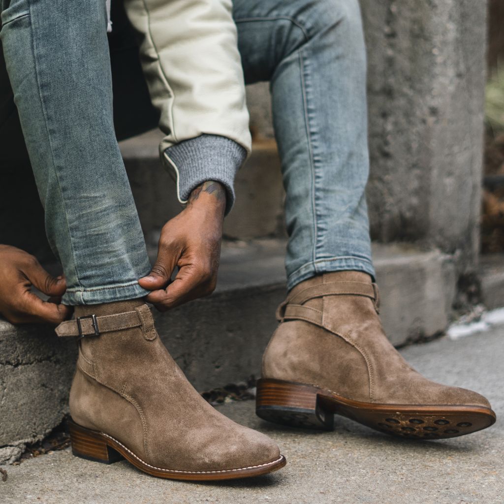 Authentic Full-Grain Leather Grain Depth & Pull-Up Patina Texture Detail