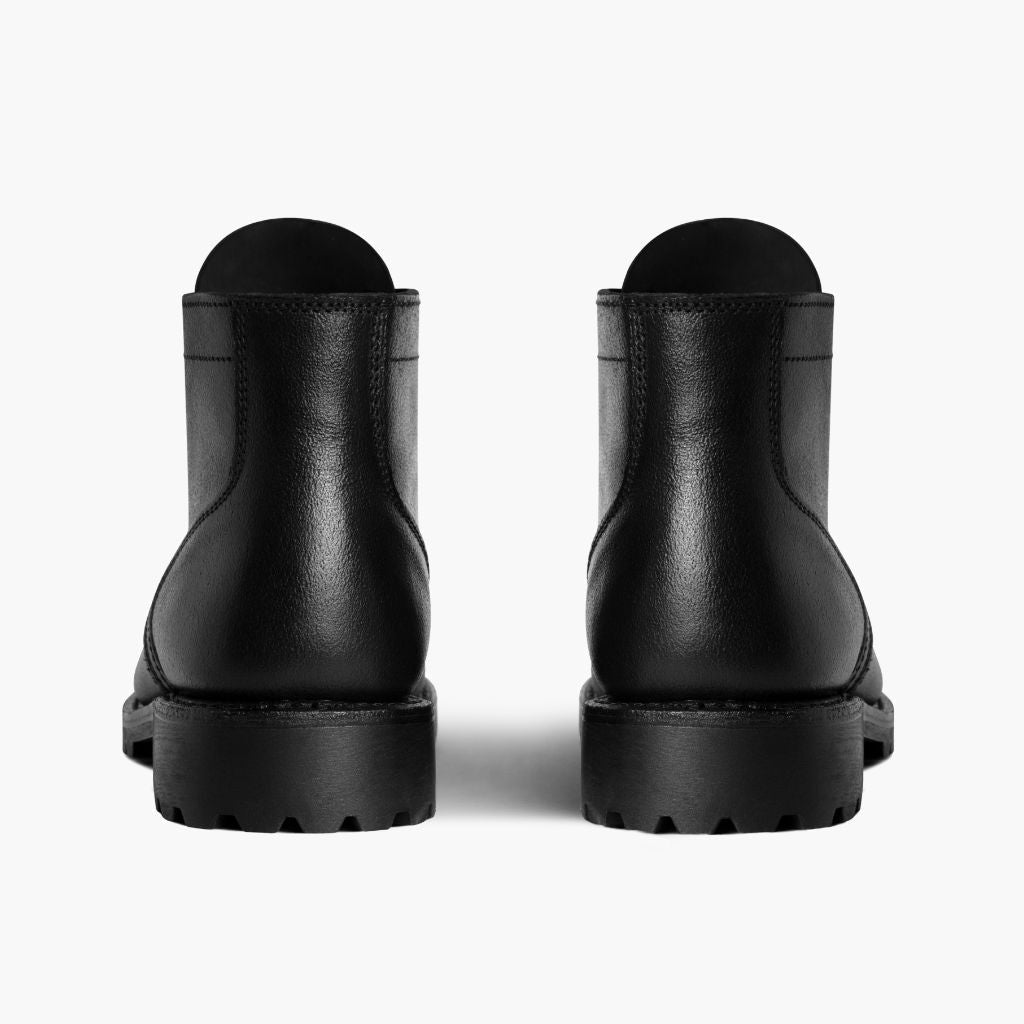High-Traction Rubber Outsole & Lug Tread Pattern on Vanguard Noir Waxed Roughout Bottines en cuir pour Homme For Men
