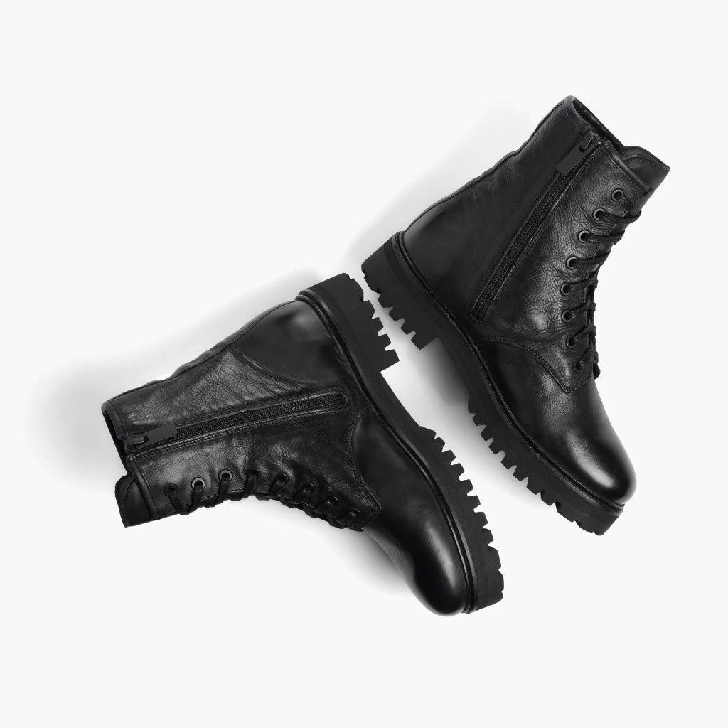 High-Traction Rubber Outsole & Lug Tread Pattern on Combat Noir Bottines en cuir pour Femme