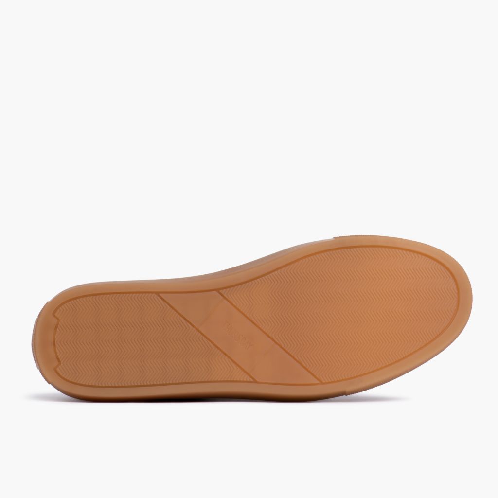 High-Traction Rubber Outsole & Lug Tread Pattern on Premier Low Top Camel Baskets en cuir pour Femme