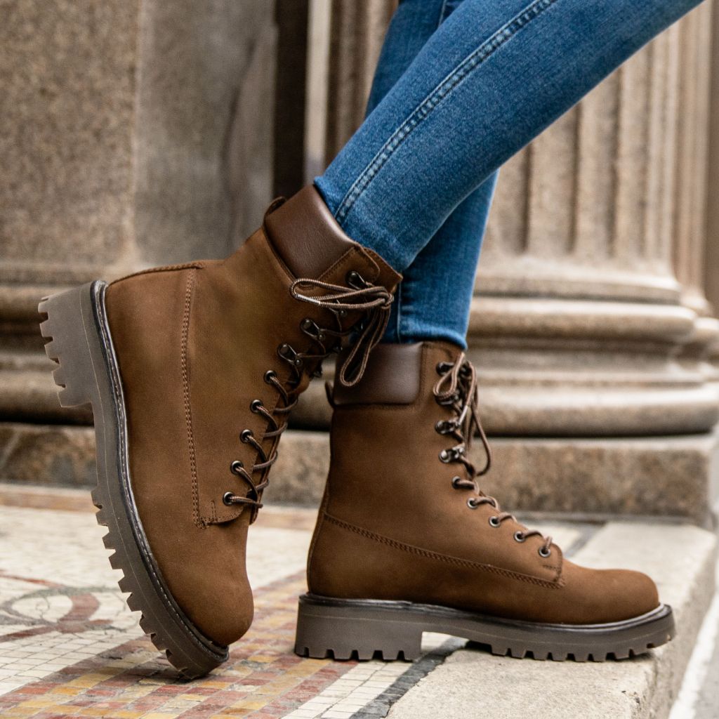 Authentic Full-Grain Leather Grain Depth & Pull-Up Patina Texture Detail