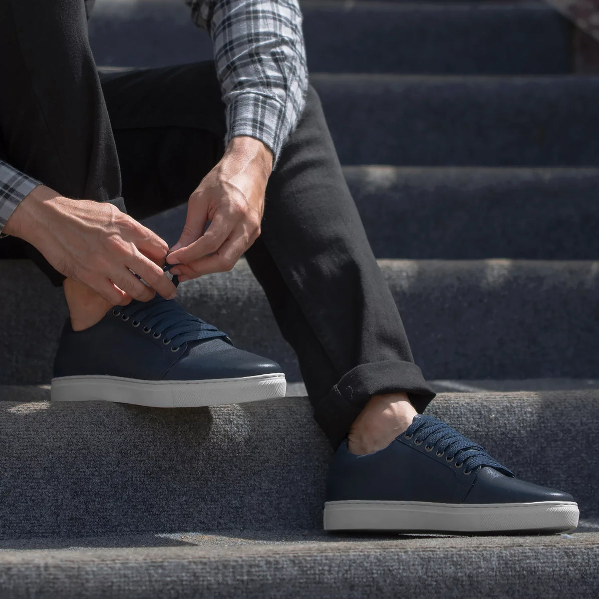 High-Traction Rubber Outsole & Lug Tread Pattern on Murphy Low Top Midnight Bleu Baskets en cuir pour Homme