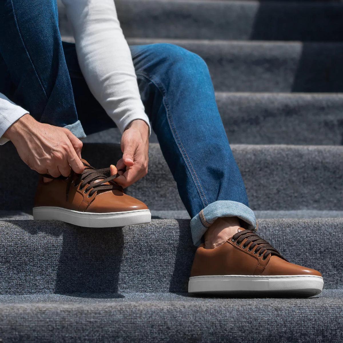 High-Traction Rubber Outsole & Lug Tread Pattern on Murphy Low Top Camel Baskets en cuir pour Homme