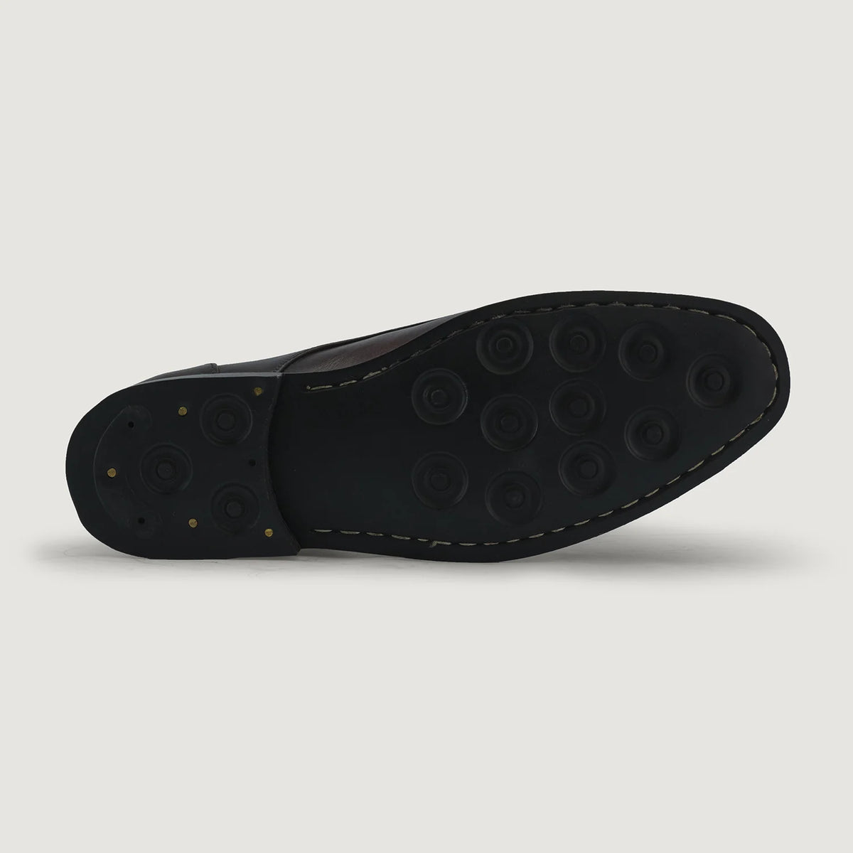High-Traction Rubber Outsole & Lug Tread Pattern on Attorney Derby Burnished Marron Chaussures en cuir pour Homme For Men