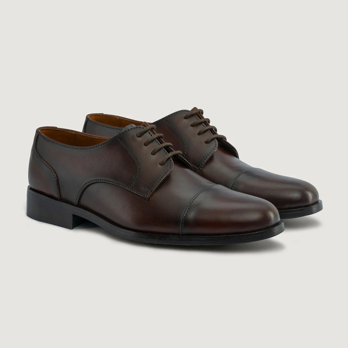 Attorney Derby Brown Leather Shoes For Men in Burnished Brown Full-Grain Leather - Vue de profil | Acheter en ligne
