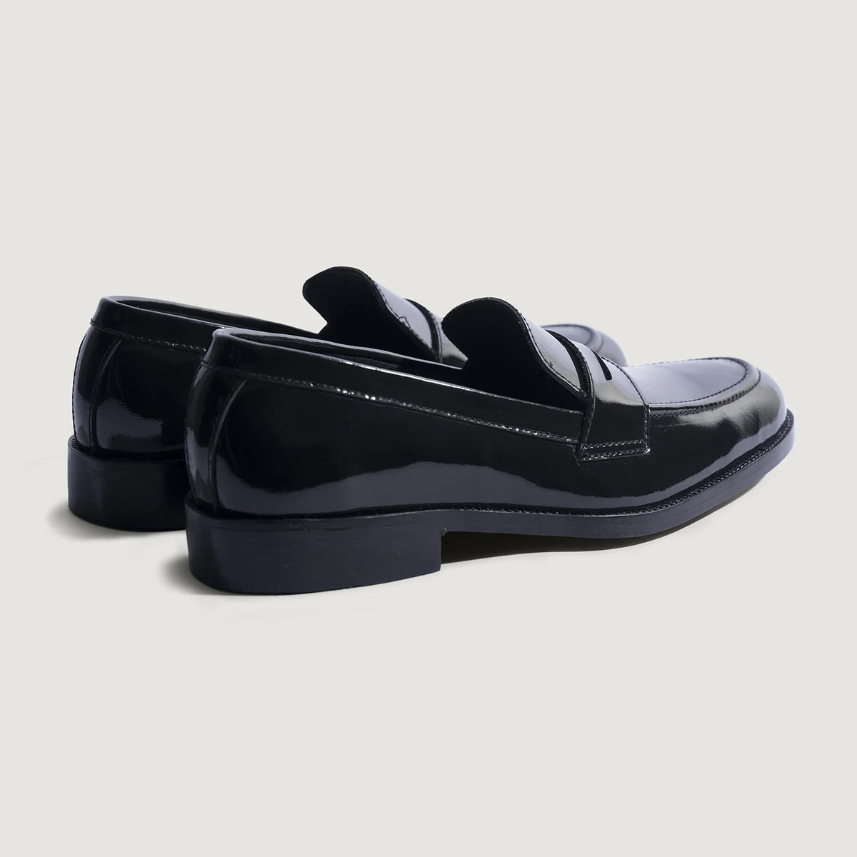 High-Traction Rubber Outsole & Lug Tread Pattern on Baxton Noir Patent Mocassins en cuir pour Homme For Men