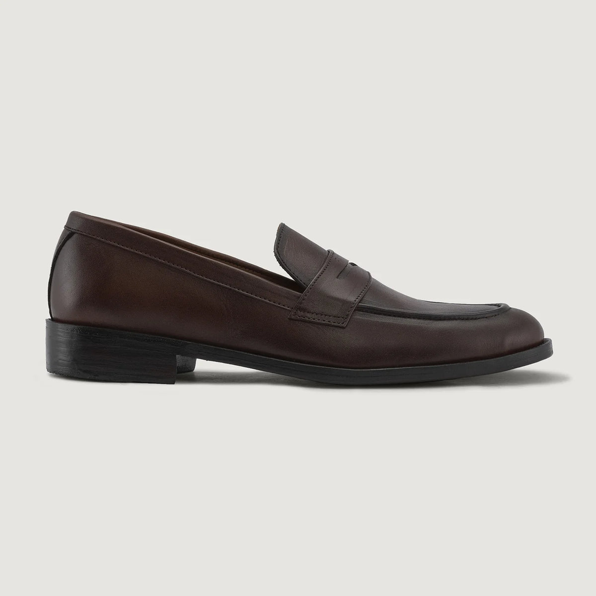 Burnished Brown Full-Grain leather Loafers - Montage cousu Goodyear & détail de l'embout avant