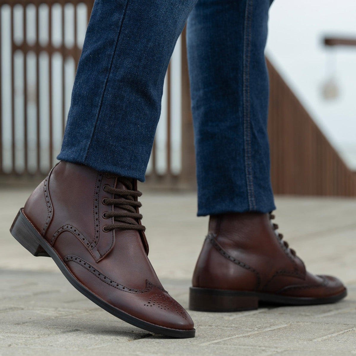 Perspective portée de Duster Brogues Derby Marron Burnished Bottines en cuir - StudGuard pour Homme sur modèle - Tombé naturel à la lumière du jour