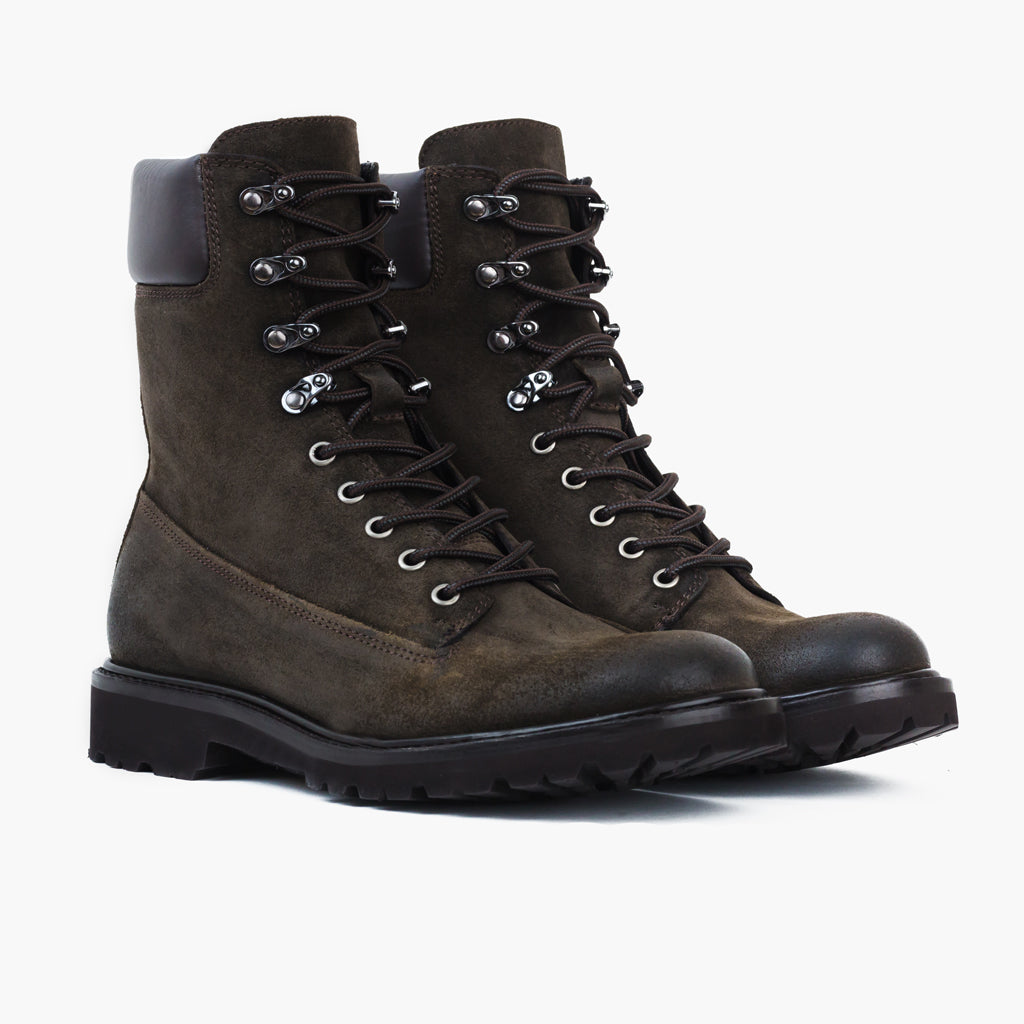 Explorer Olive Foncée Suede Bottines en cuir pour Homme in Olive Goatskin Suede - Vue de profil | Acheter en ligne