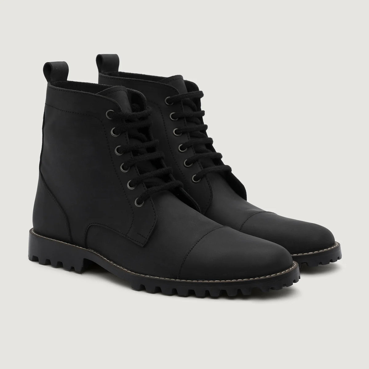 Knight Derby Noir Mat Nubuck Bottines en cuir - TerraGrip pour Homme in Matte Black Full-Grain Leather - Vue de profil | Acheter en ligne