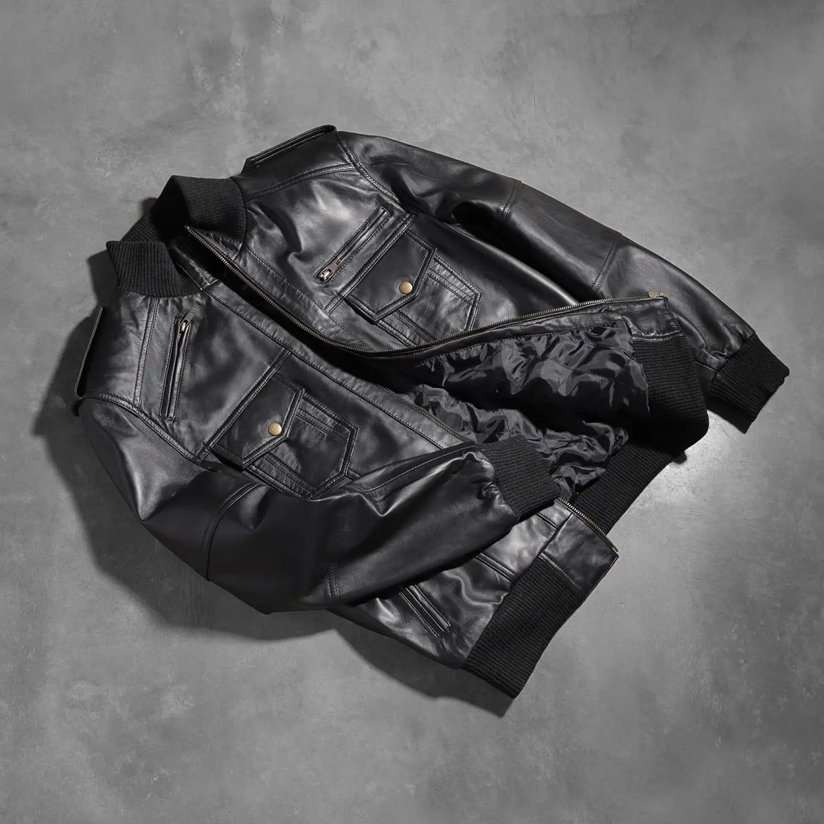 
Rib knit & Hem Craftsmanship Construction Detail on Agent Shadow Noir Blouson Bombardier en Cuir pour Homme