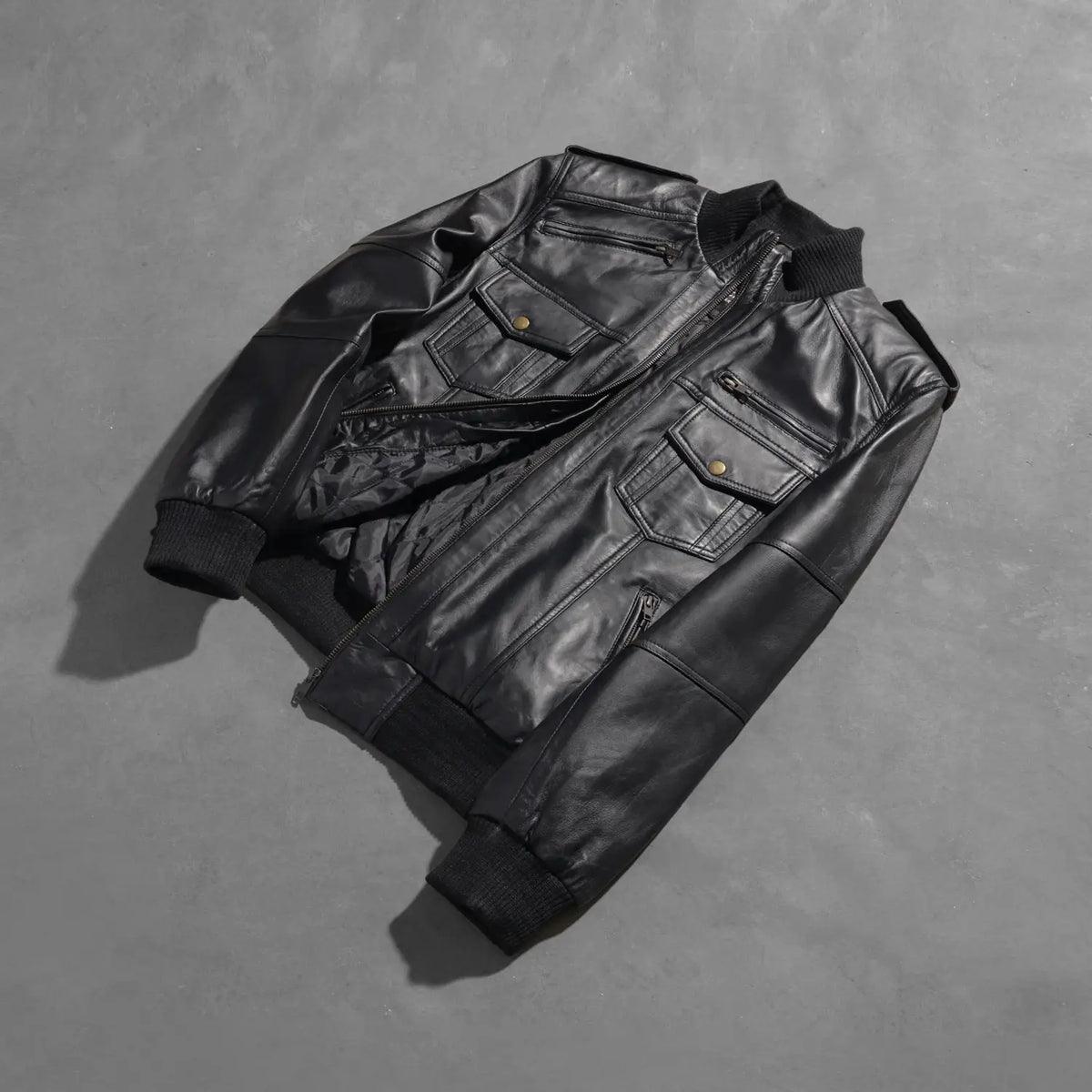
Perspective portée de Agent Shadow Noir Blouson Bombardier en Cuir pour Homme sur modèle - Tombé naturel à la lumière du jour