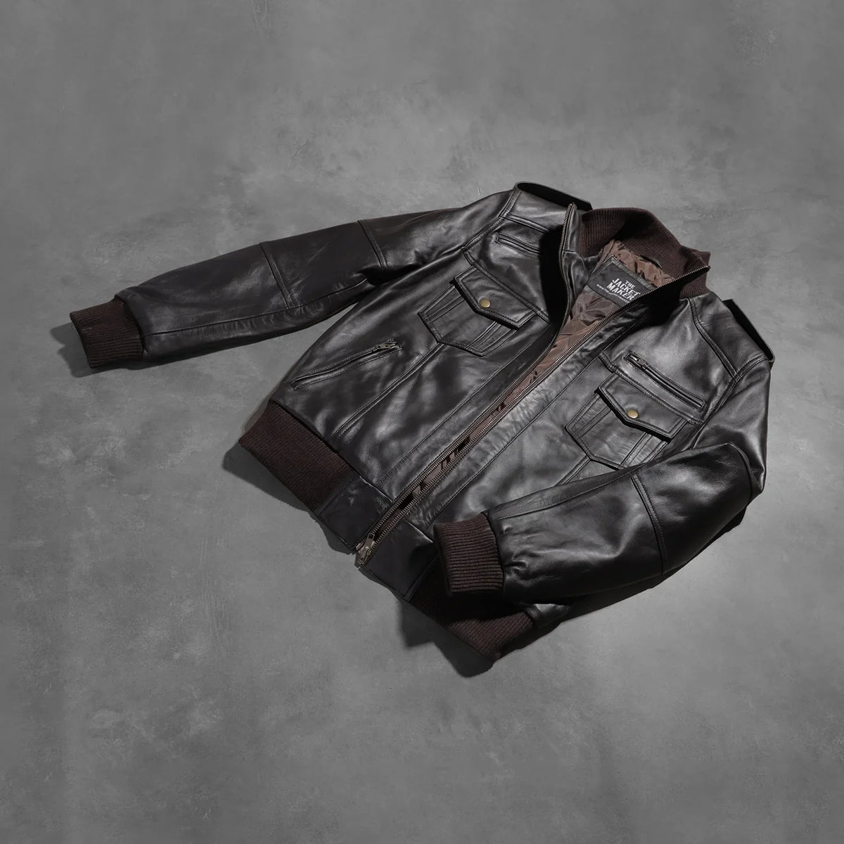 
Perspective portée de Agent Shadow Marron Blouson Bombardier en Cuir pour Homme sur modèle - Tombé naturel à la lumière du jour