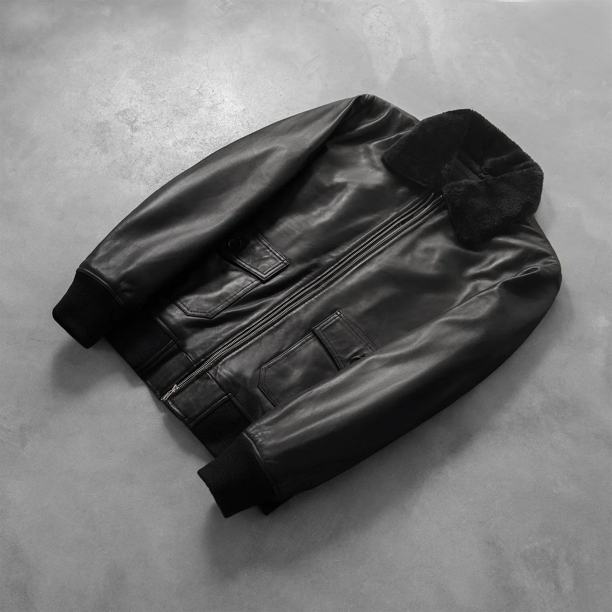 
Rib Knit & Hem Craftsmanship Construction Detail on Airin G-1 Noir Blouson Bombardier en Cuir pour Homme