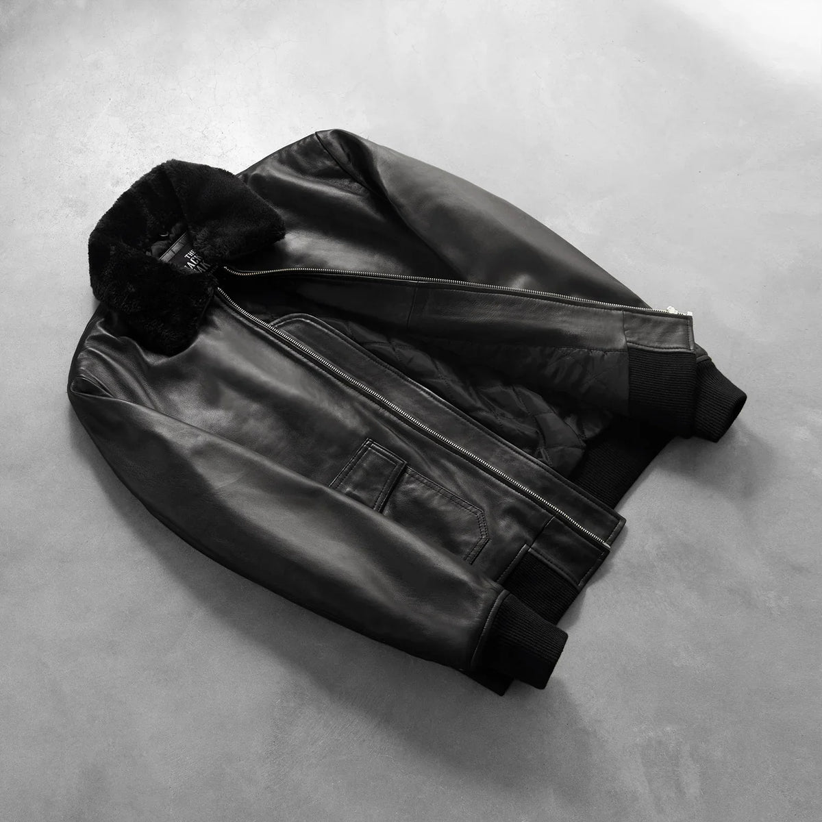 
Perspective portée de Airin G-1 Noir Blouson Bombardier en Cuir pour Homme sur modèle - Tombé naturel à la lumière du jour