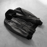 
Perspective portée de Airin G-1 Noir Blouson Bombardier en Cuir pour Homme sur modèle - Tombé naturel à la lumière du jour