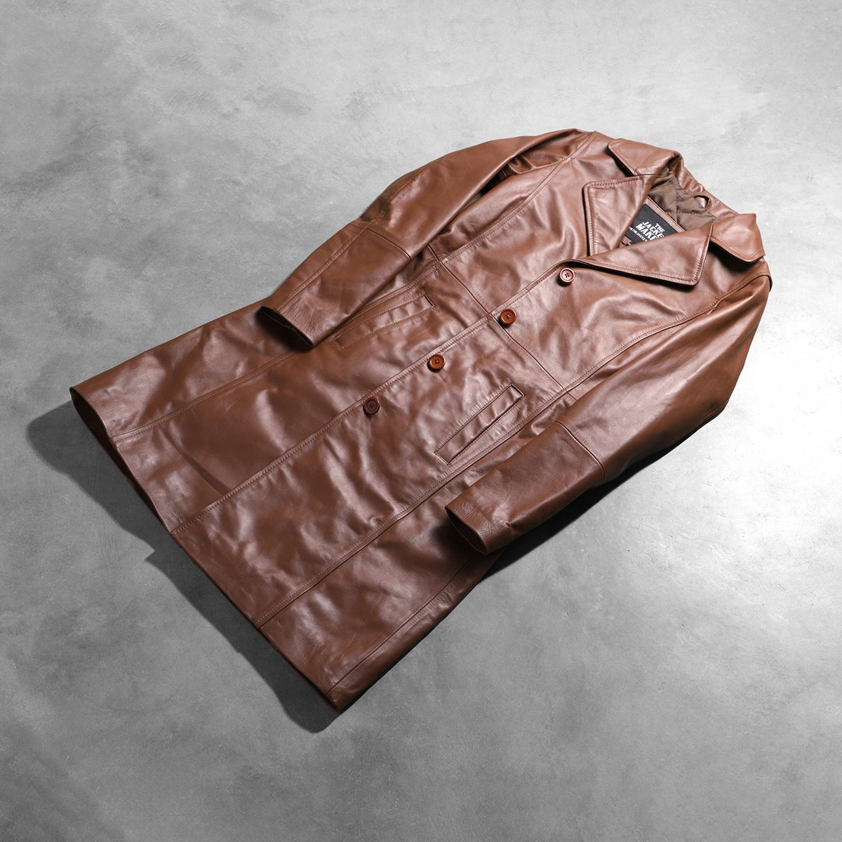 
Open Hem & Hem Craftsmanship Construction Detail on Alexis Marron Single Breasted Manteau en Cuir pour Femme