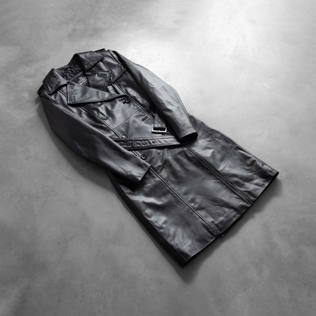 
Perspective portée de Alice Black Double Breasted Leather Coat sur modèle - Tombé naturel à la lumière du jour