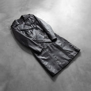 
Perspective portée de Alice Black Double Breasted Leather Coat sur modèle - Tombé naturel à la lumière du jour