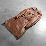 
Perspective portée de Alice Marron Double Breasted Manteau en Cuir pour Femme sur modèle - Tombé naturel à la lumière du jour
