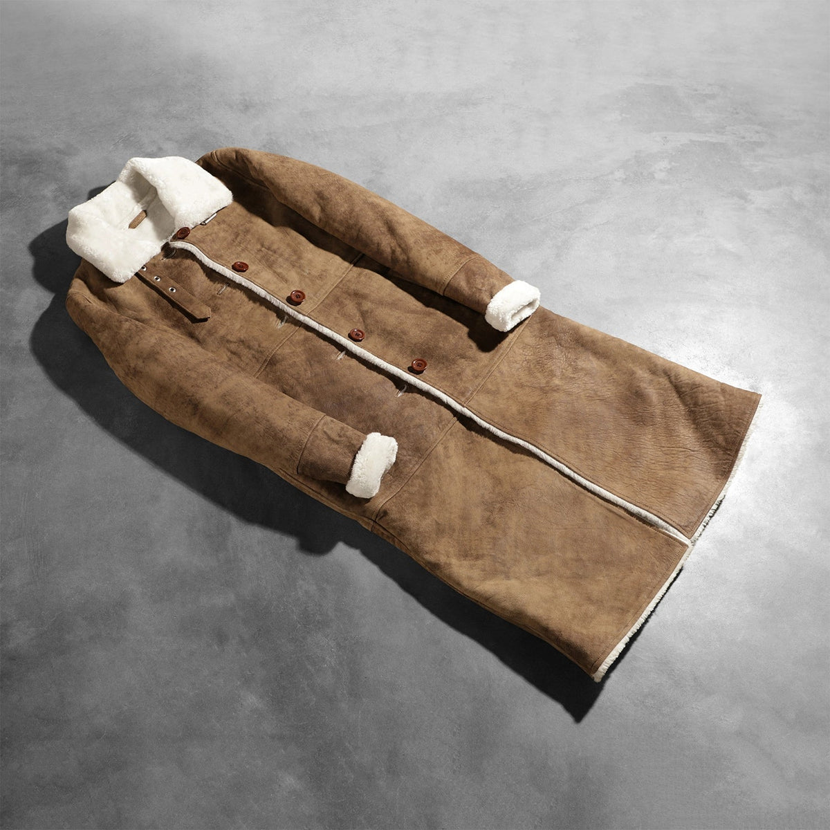 Open Hem &amp; Hem Craftsmanship Construction Detail on Women's Alina Shearling Marron Manteau en Cuir pour Femme