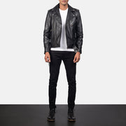 
Allaric Alley Black Leather Biker Jacket - Vue de profil mettant en valeur la coupe de manche ergonomique