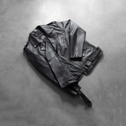 
Détail de confection artisanale de l'ourlet sur Allaric Alley Black Leather Biker Jacket