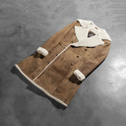 
Perspective portée de Amie Distressed Brown Double Breasted Shearling Coat sur modèle - Tombé naturel à la lumière du jour