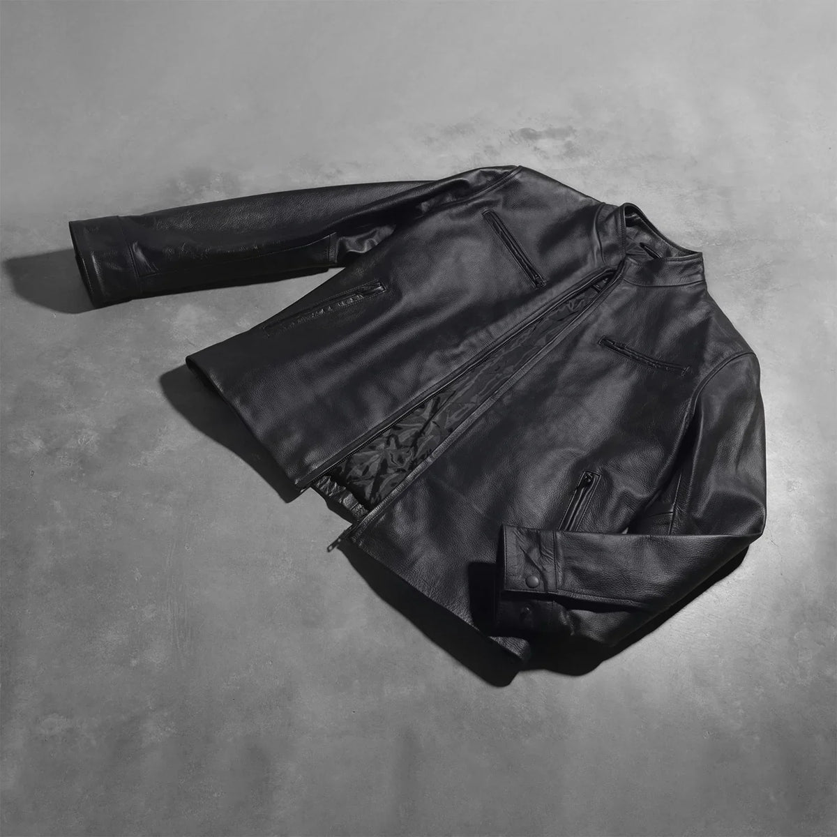 Button &amp; Hem Craftsmanship Construction Detail on Austere Matte Noir Veste Motard en Cuir pour Homme