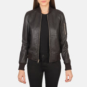 Women's Ava Ma-1 Brown Leather Bomber Jacket in Brown Sheepskin Leather - Vue de face &amp; silhouette ajustée | Acheter en ligne