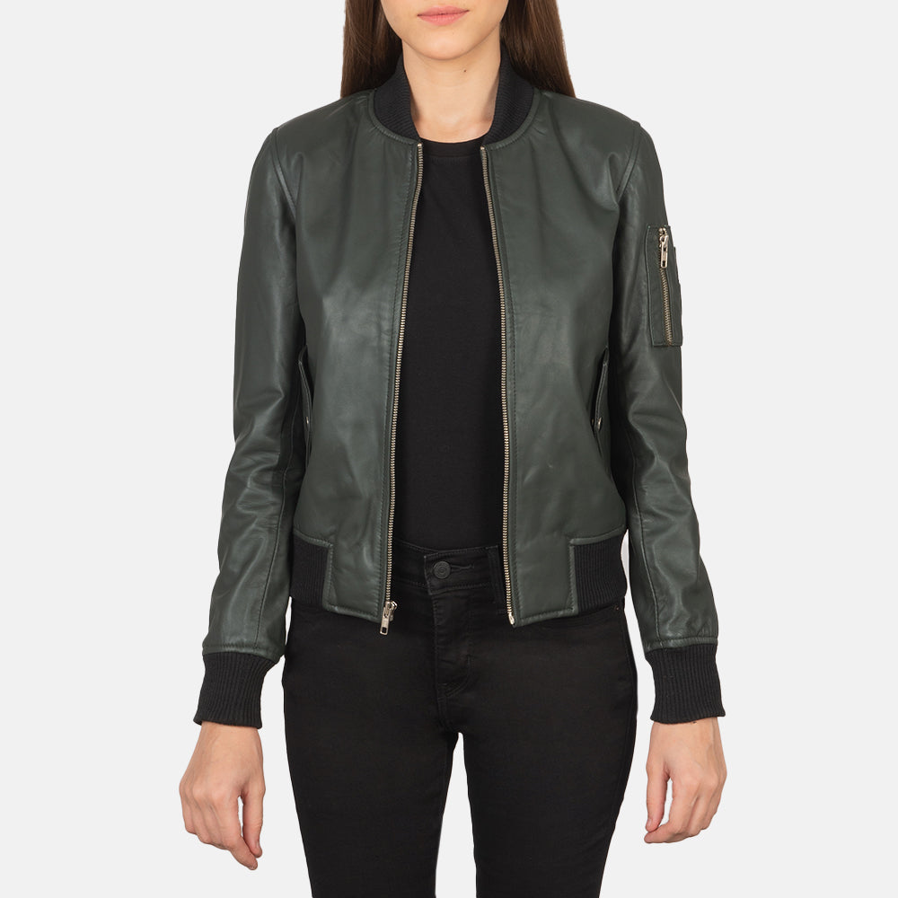 
Ava Ma-1 Green Leather Bomber Jacket in Green Sheepskin Leather - Vue de face & silhouette ajustée | Acheter en ligne