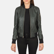 
Ava Ma-1 Green Leather Bomber Jacket in Green Sheepskin Leather - Vue de face & silhouette ajustée | Acheter en ligne
