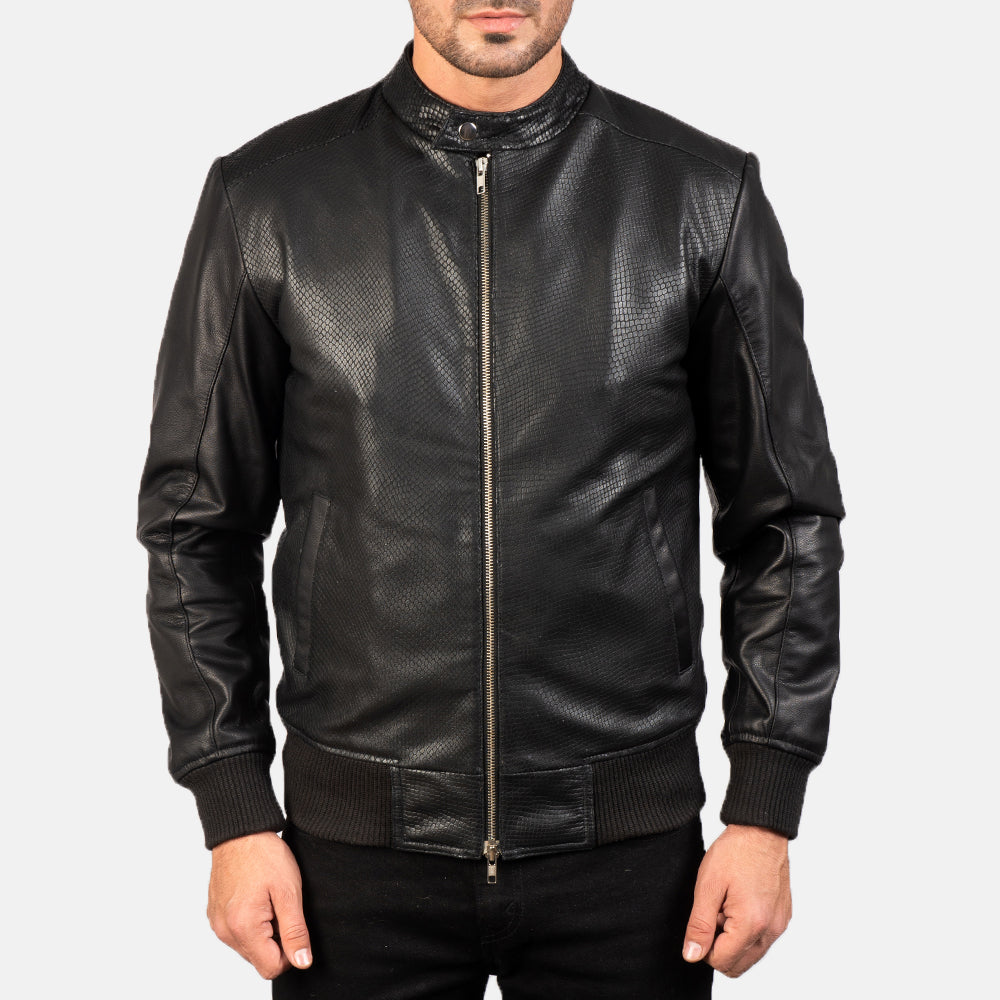 Vue détaillée of Band with Snap Button &amp; Zipper with Dual Puller Hardware on Avan Black Leather Bomber Jacket